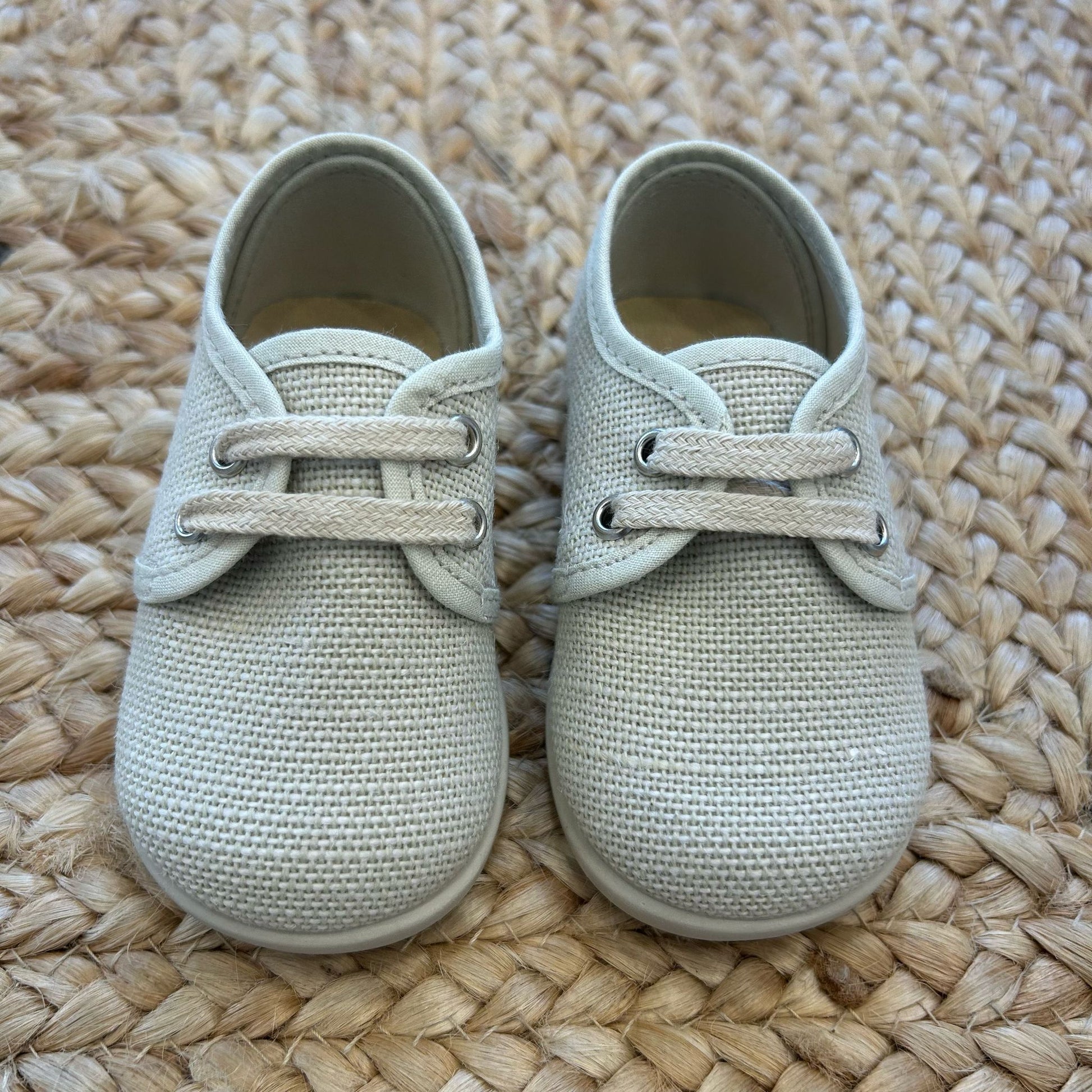 Scarpe eleganti da neonato in tessuto beige con lacci, ideali per cerimonia o primo compleanno

