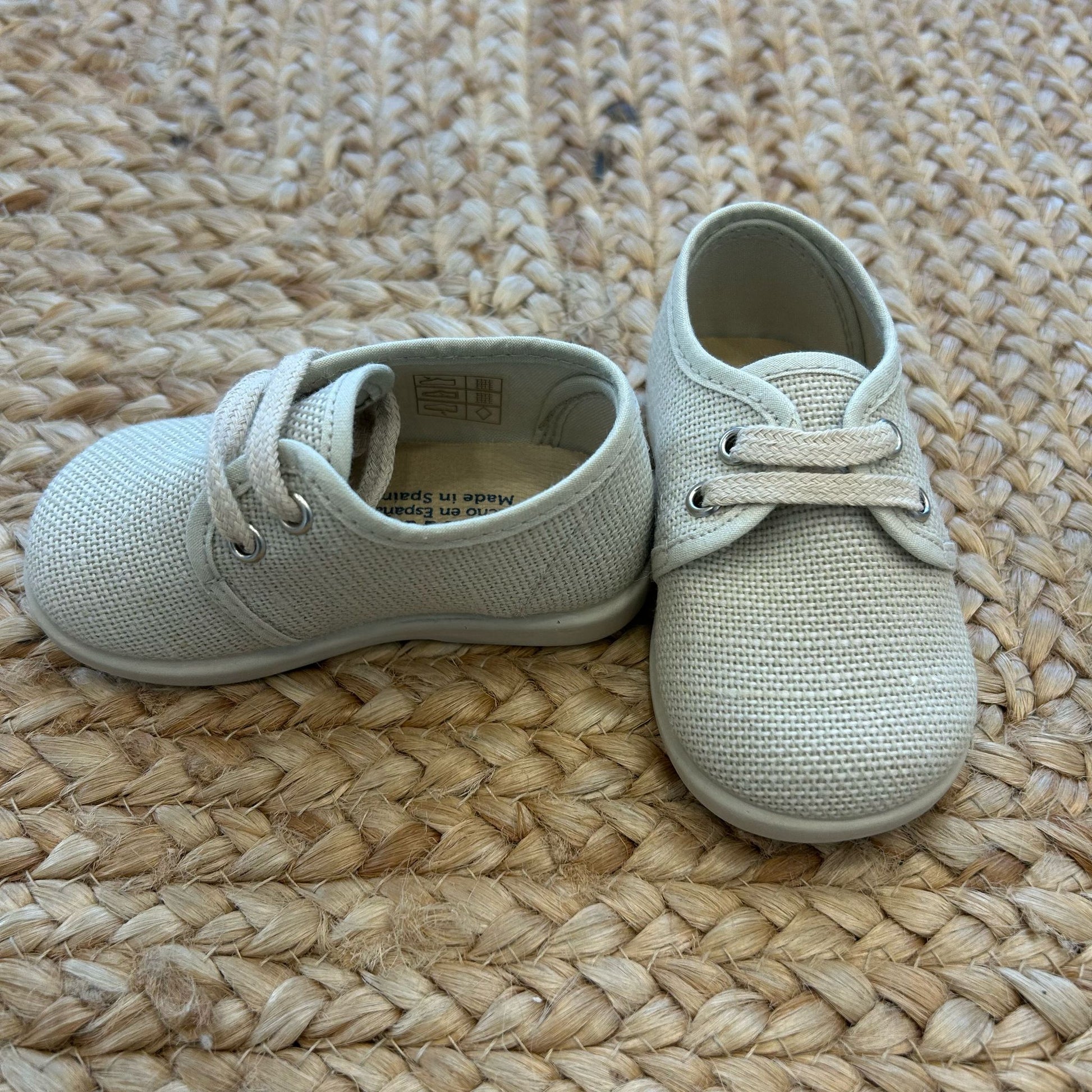 Scarpe eleganti da neonato in tessuto beige con lacci, ideali per cerimonia o primo compleanno

