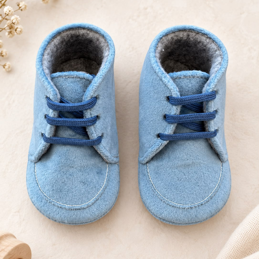 Scarpe battesimo bimbo azzurro polvere con lacci blu, modello elegante da cerimonia.