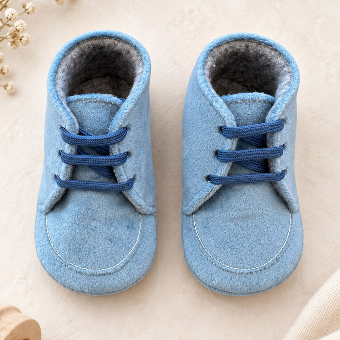 Scarpe battesimo bimbo azzurro polvere con lacci blu, modello elegante da cerimonia.