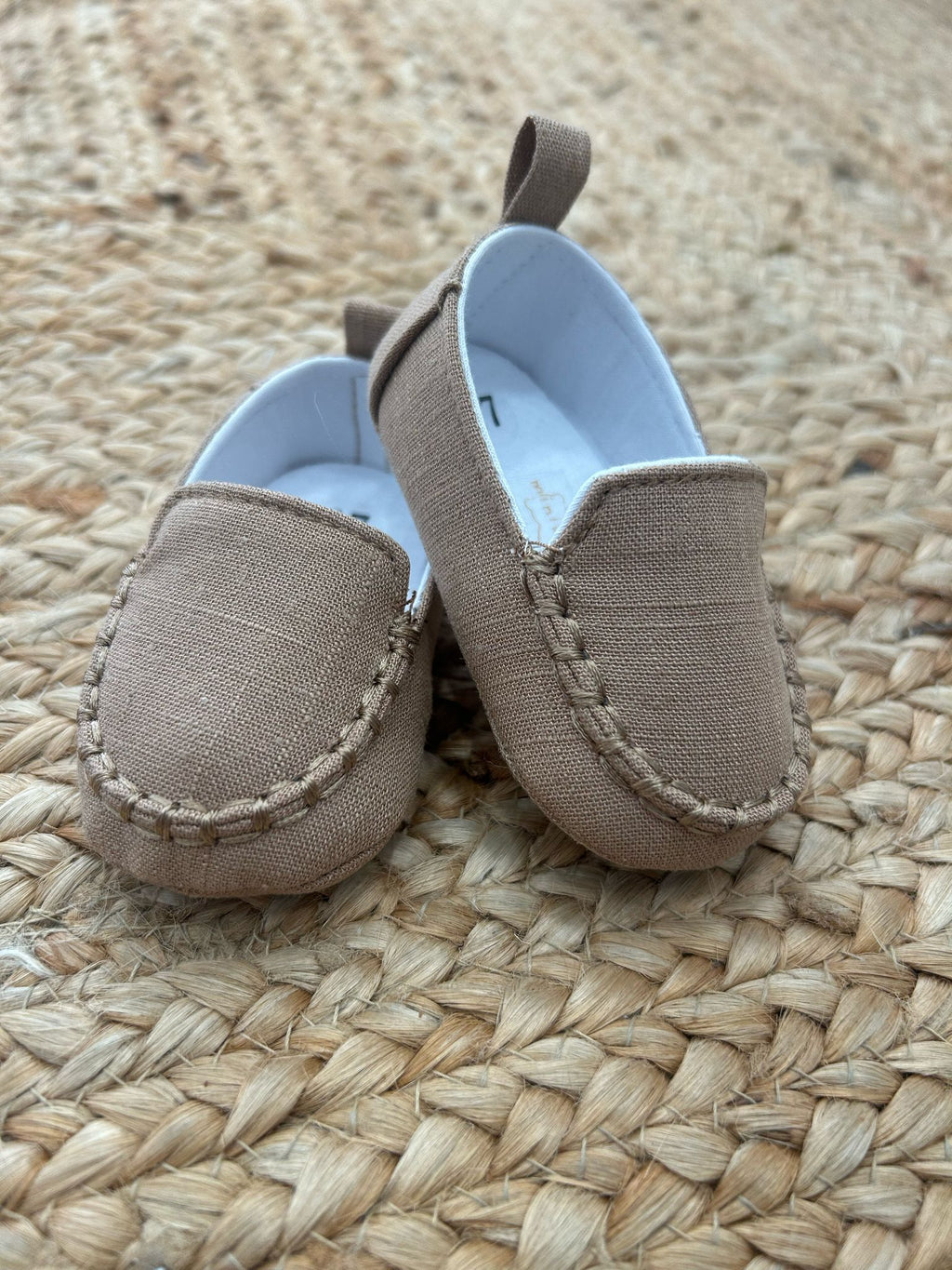 Scarpe da battesimo neonato beige vista frontale