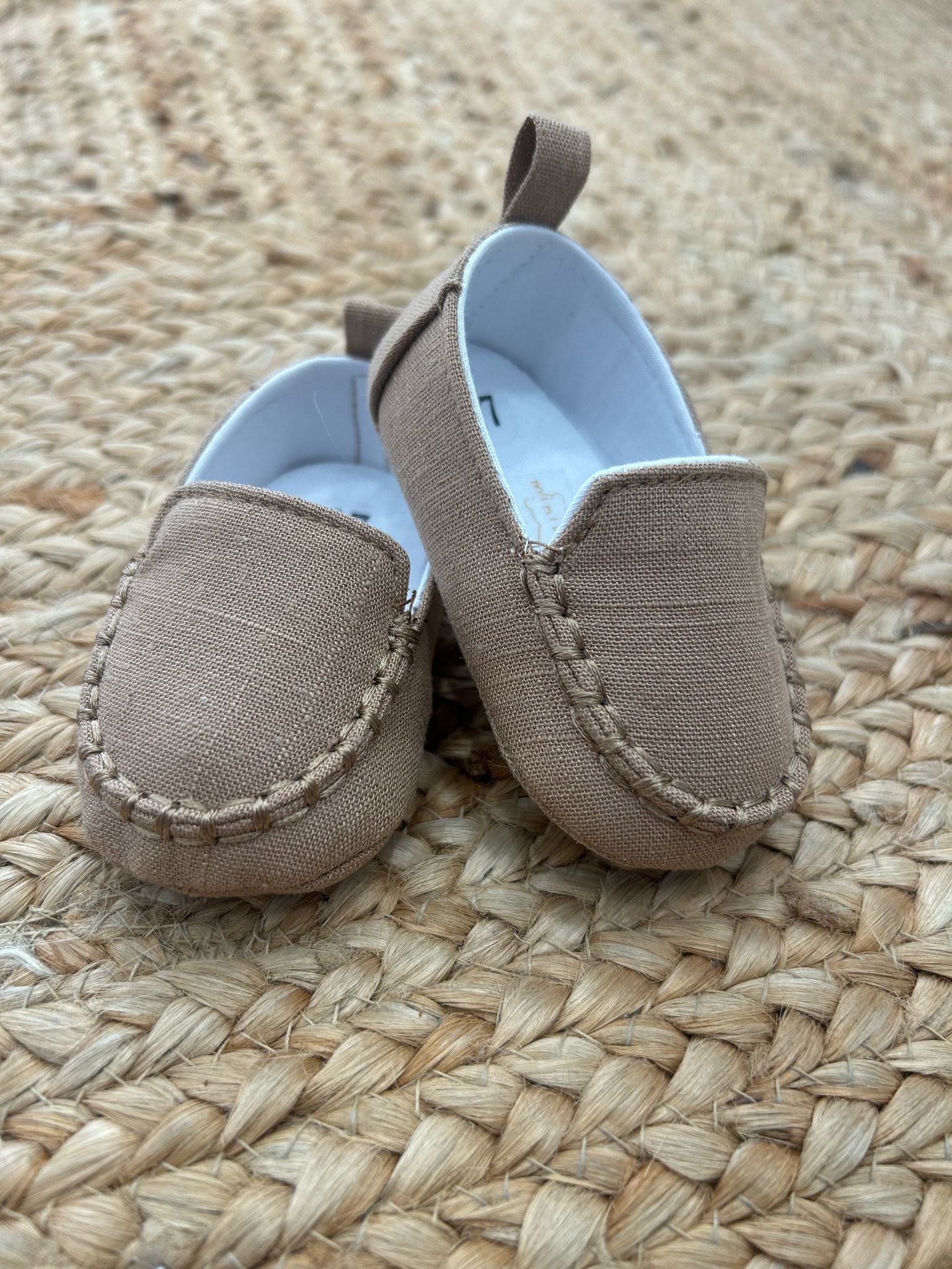 Scarpe da battesimo neonato beige vista frontale