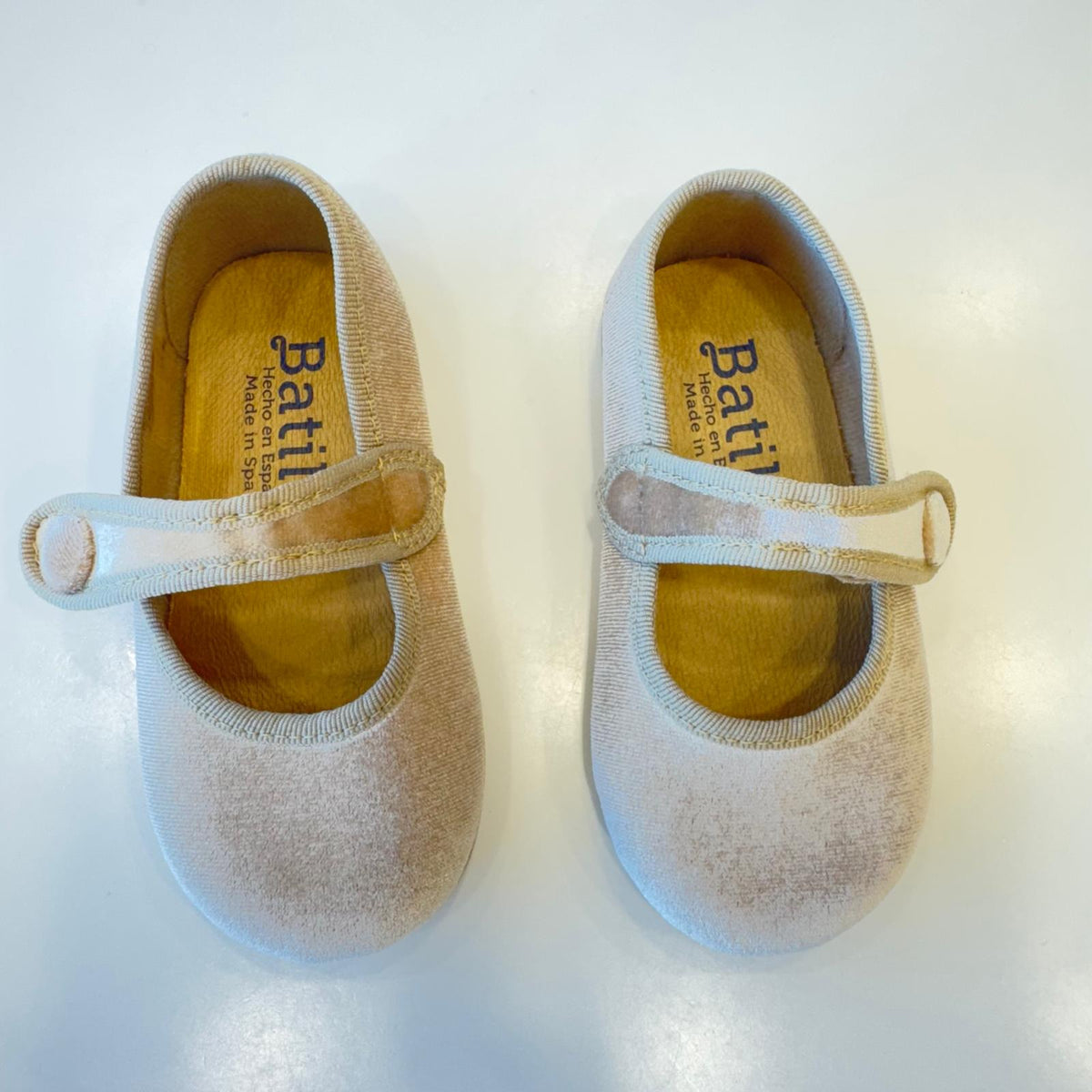 Ballerine bimba in velluto beige modello Mary Jane viste dall’alto
