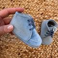 Scarpe battesimo bimbo azzurro polvere con lacci blu, modello elegante da cerimonia.