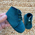 Scarpe battesimo bimbo verde bottiglia con lacci, modello elegante da cerimonia.