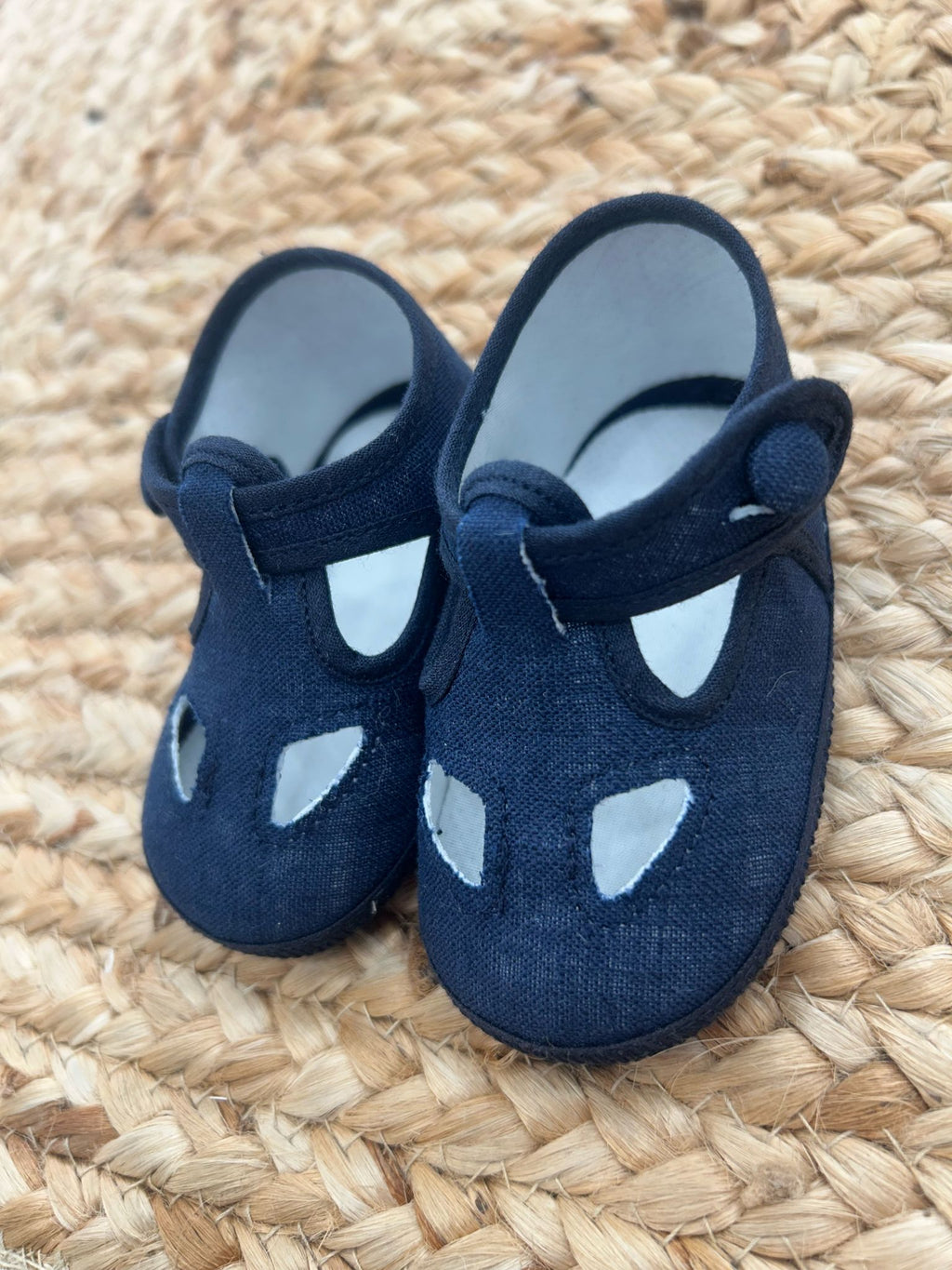 Dettaglio scarpe da culla blu navy eleganti