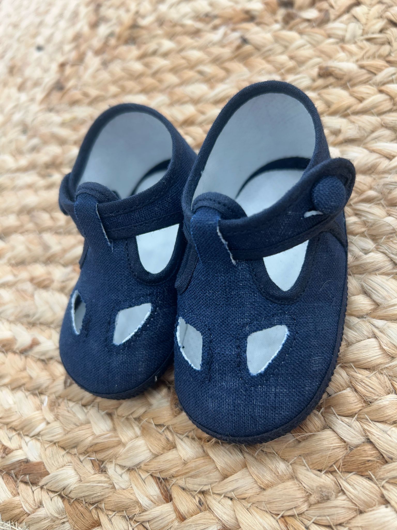 Dettaglio scarpe da culla blu navy eleganti