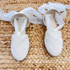 Scarpe culla eleganti in pizzo con suola in corda, ideali per cerimonie e battesimi.
