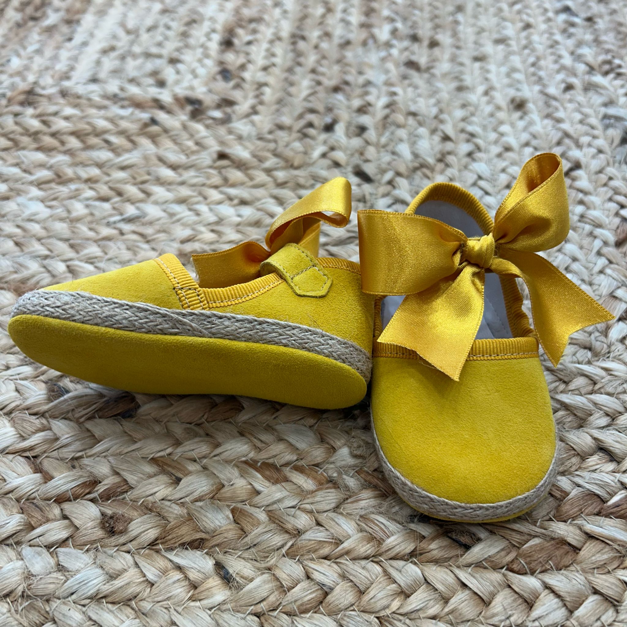 Scarpe neonata scamosciate con suola corda