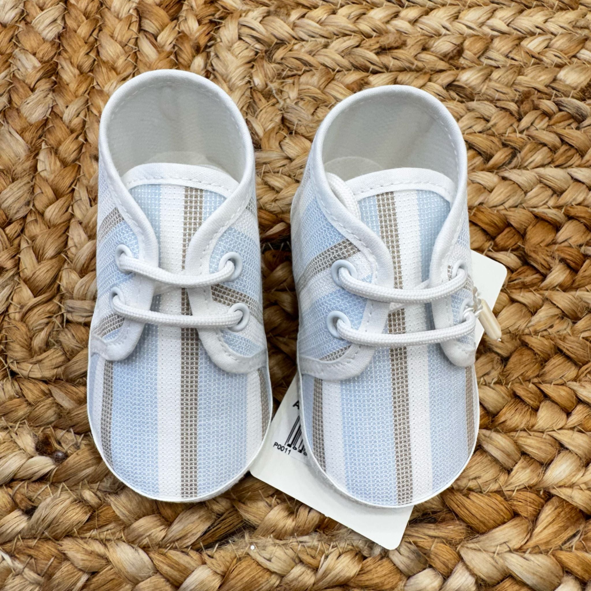 Scarpe culla in tessuto a righe azzurre e beige con chiusura a lacci, ideali per neonati in primavera ed estate.