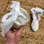 Espadrillas in pizzo per battesimo e cerimonia, con laccio in tulle e finiture raffinate.