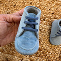 Scarpe battesimo bimbo azzurro polvere con lacci blu, modello elegante da cerimonia.
