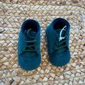 Scarpe battesimo bimbo verde bottiglia con lacci, modello elegante da cerimonia.