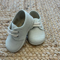 Scarpe eleganti da neonato in tessuto beige con lacci, ideali per cerimonia o primo compleanno