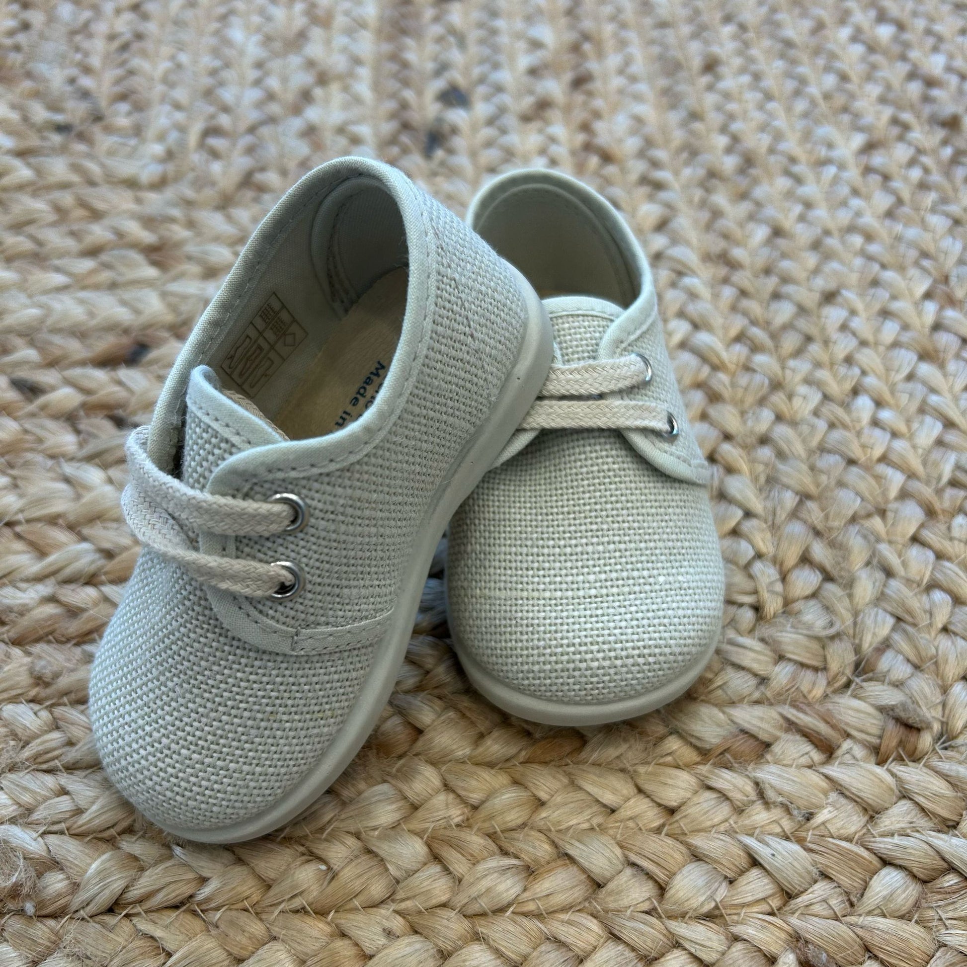 Scarpe eleganti da neonato in tessuto beige con lacci, ideali per cerimonia o primo compleanno