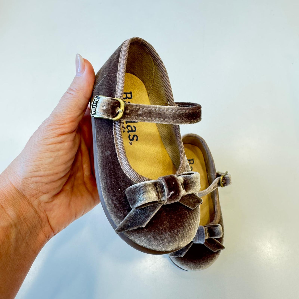 Ballerine mary jane tortora bambina in velluto con fiocco e cinturino