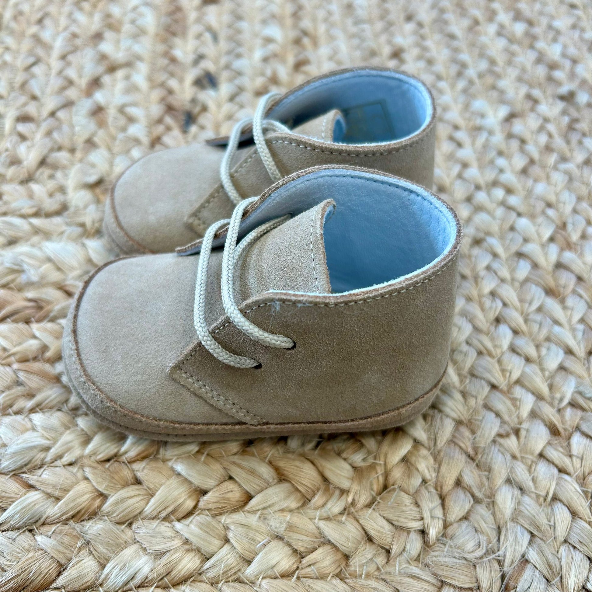 “scarpe battesimo bimbo beige con lacci vista laterale”