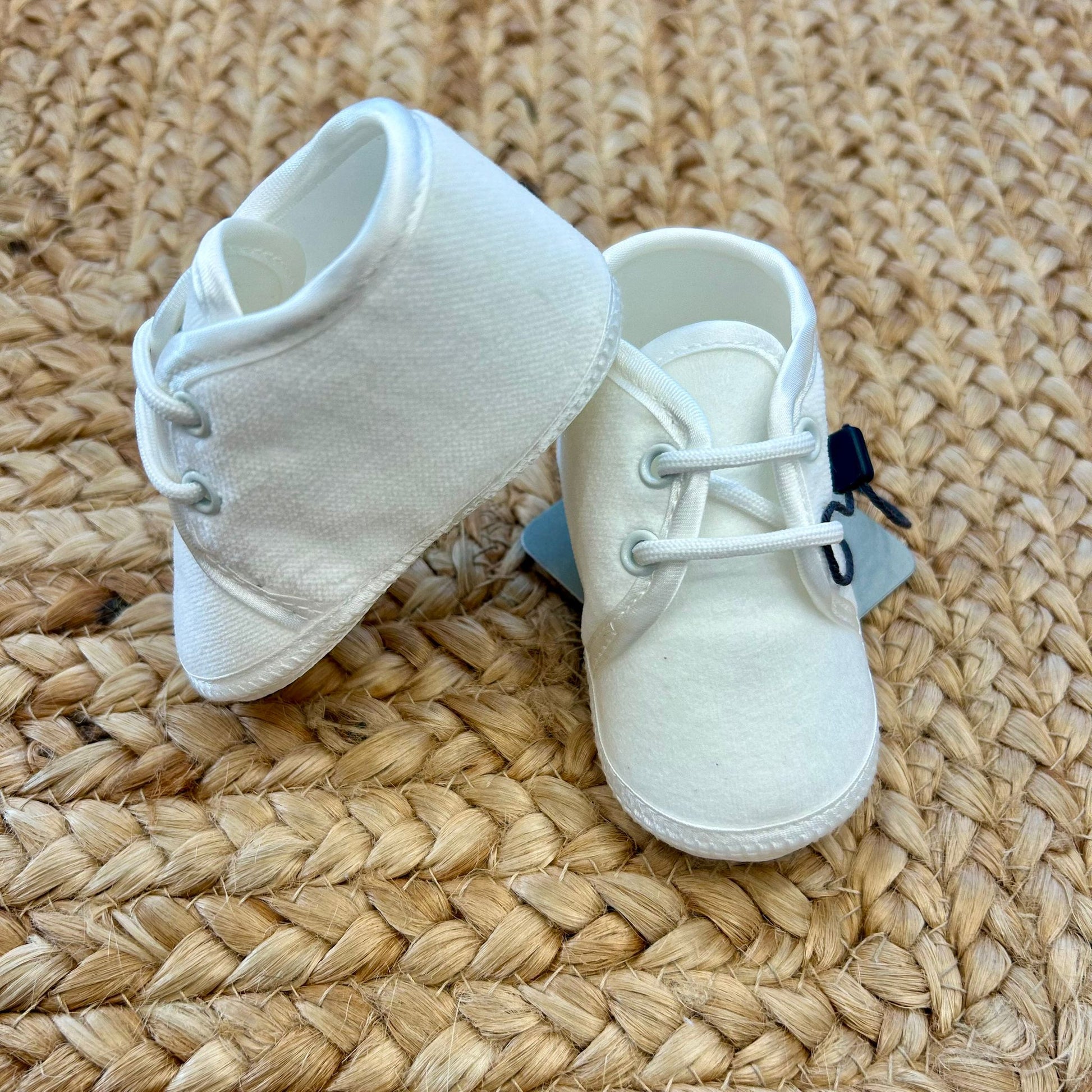 scarpe battesimo bimbo bianche con lacci vista laterale