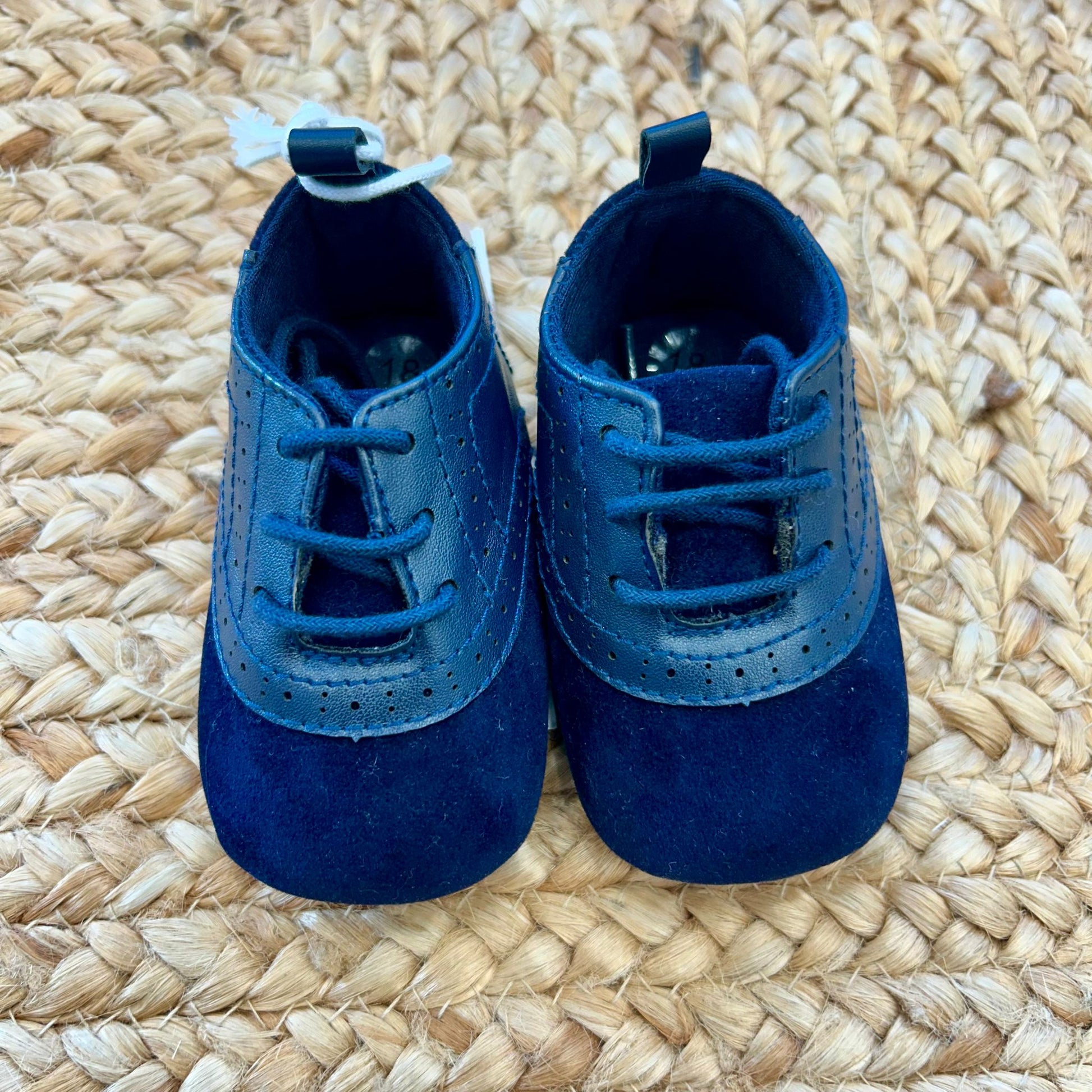 “scarpe battesimo bimbo blu eleganti in effetto scamosciato vista frontale”