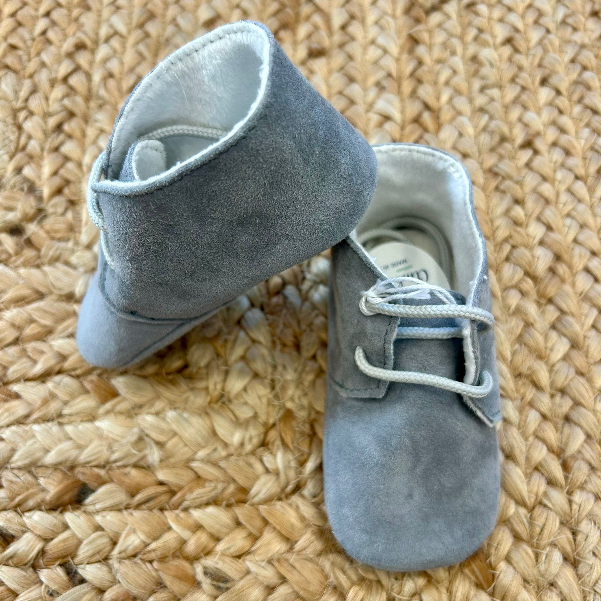 “scarpe battesimo bimbo grigie con lacci vista laterale”