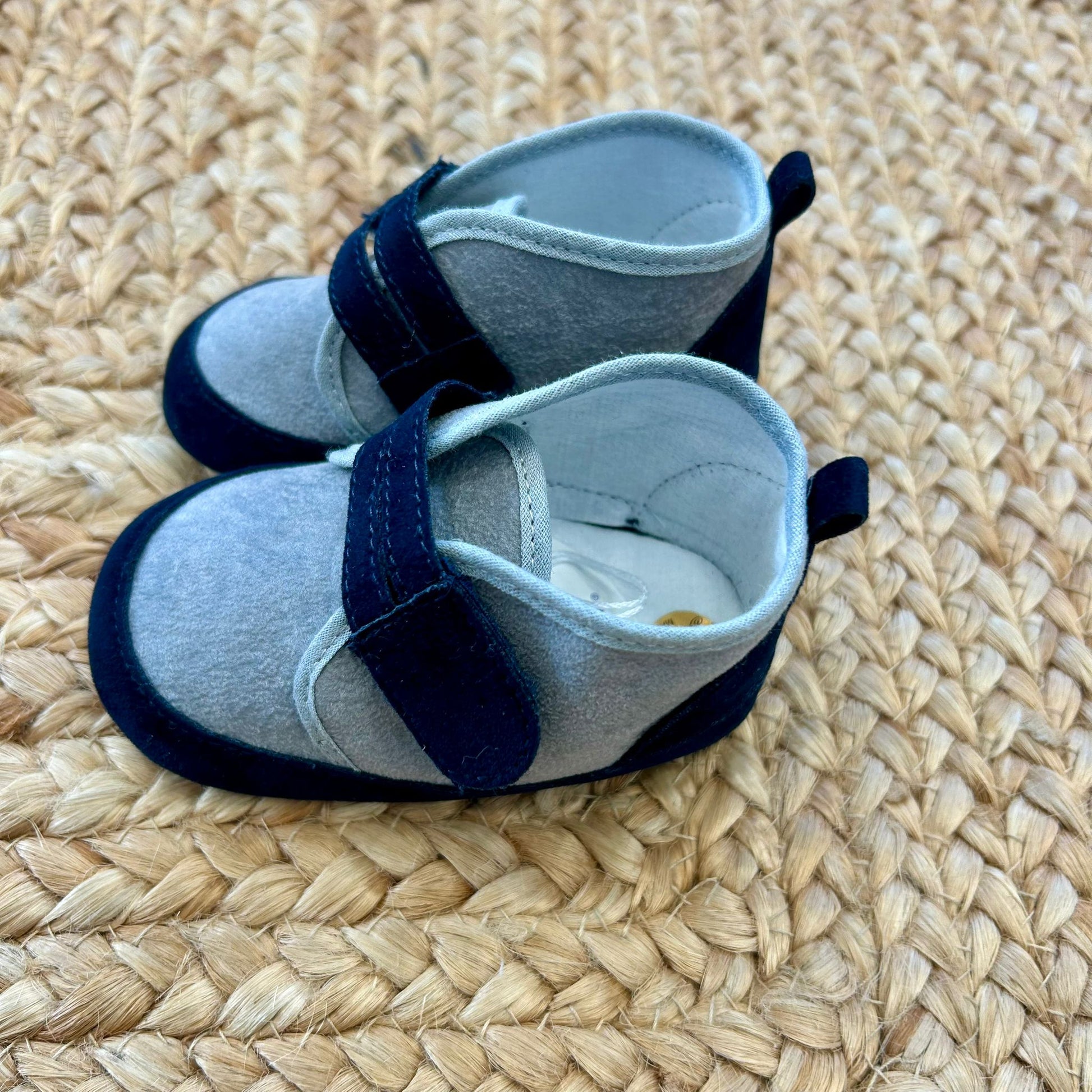 “scarpe battesimo neonato grigio blu effetto scamosciato vista laterale”