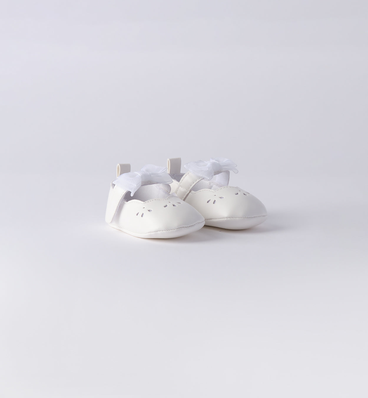 Scarpette neonato bianche eleganti con fiocco e chiusura laterale