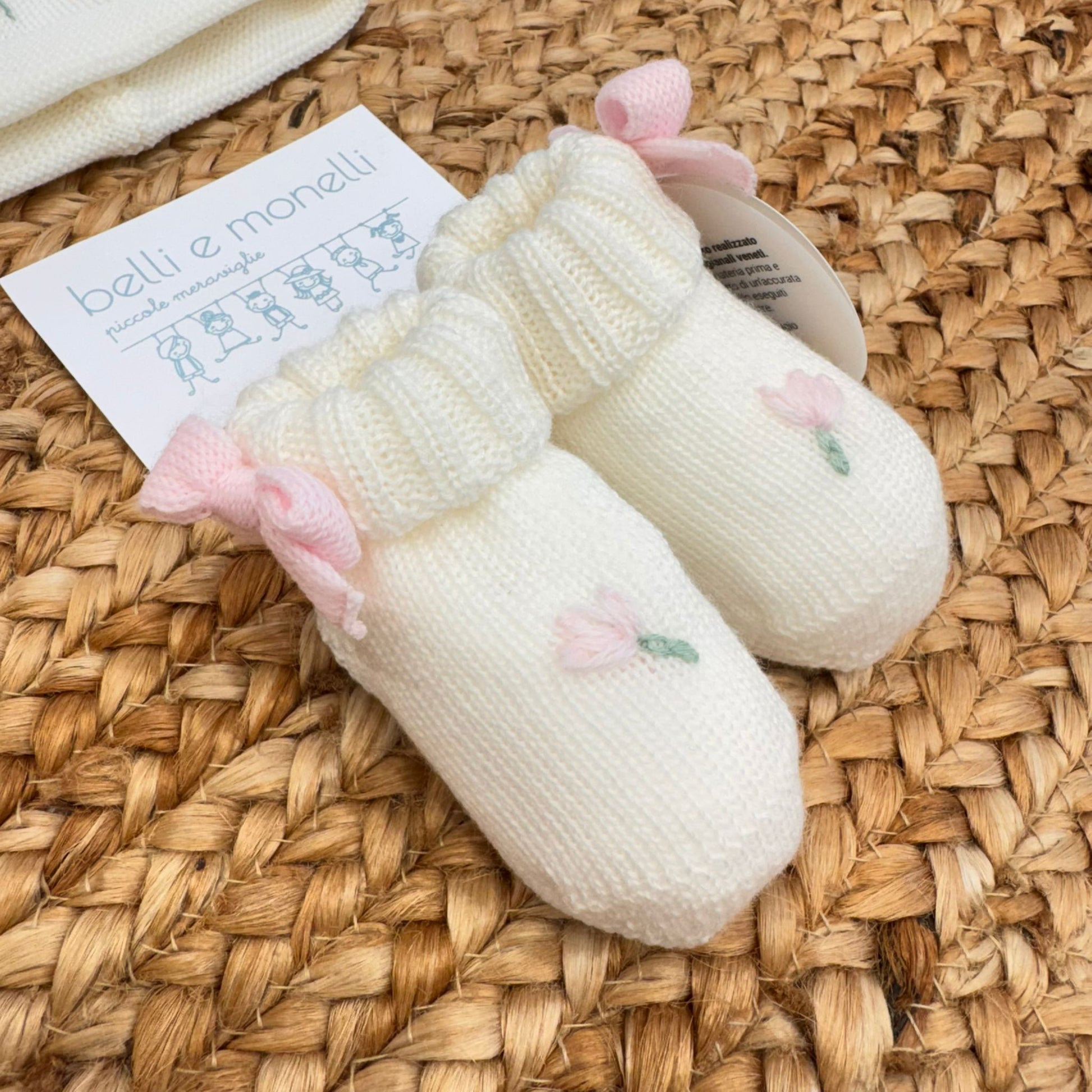 Scarpette in lana con fiocco rosa e ricamo a tulipano