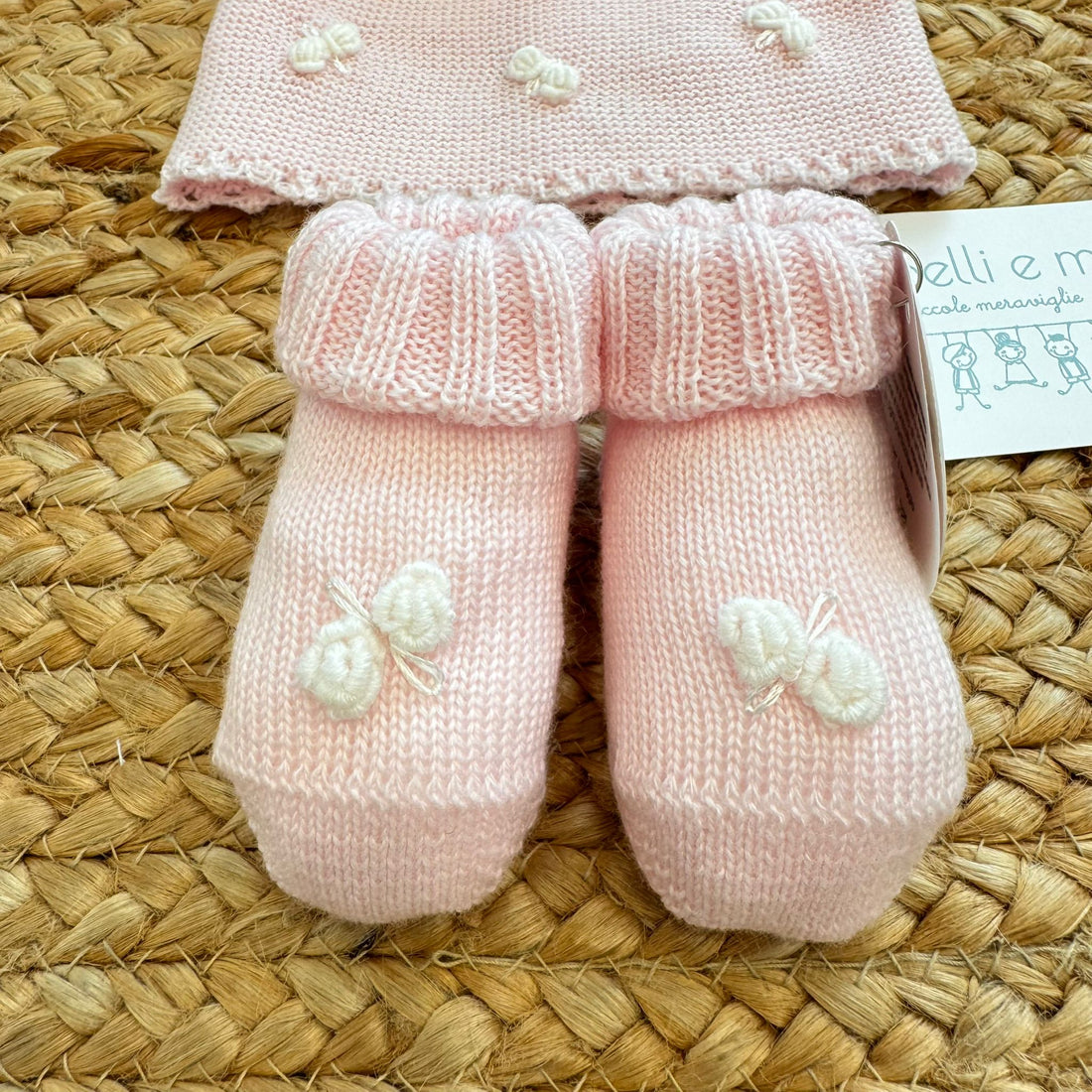 Set neonata rosa con cappellino e scarpette in pura lana con fiocchetti