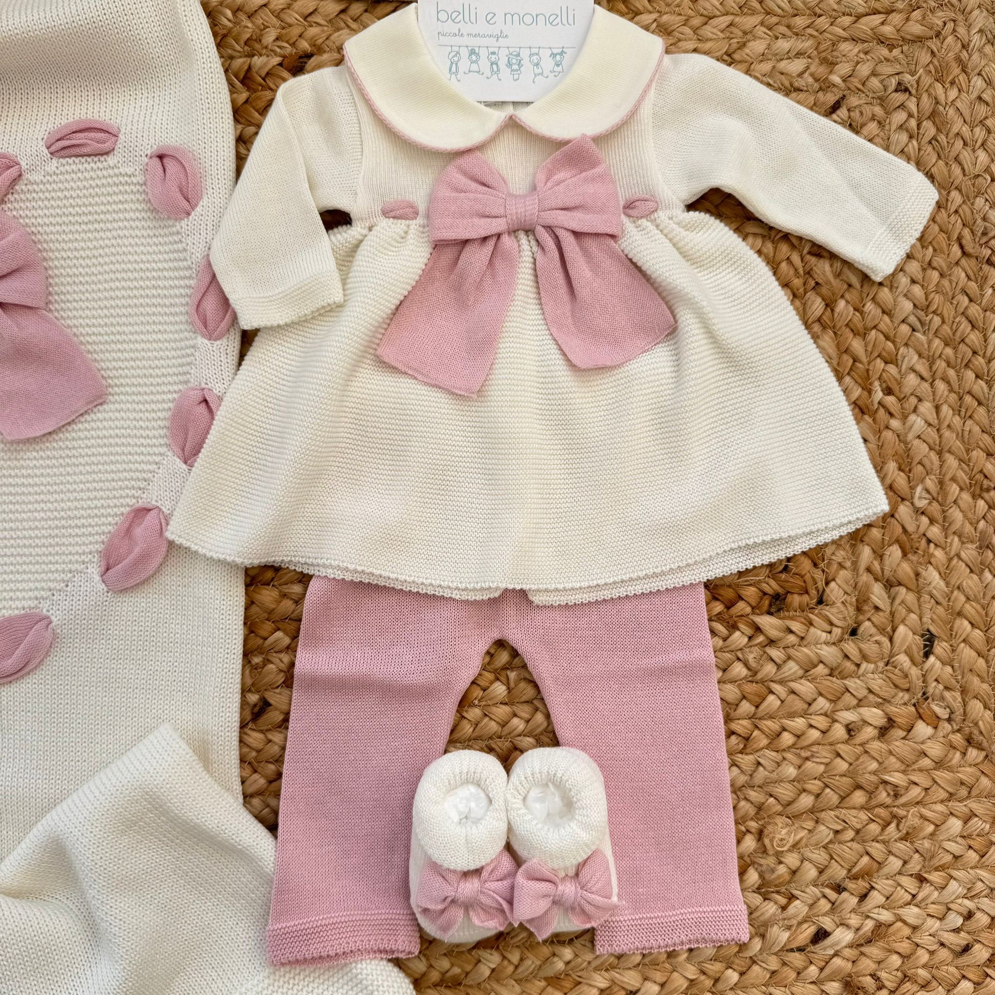 scarpette neonata in cotone con fiocco rosa coordinate all’uscita clinica