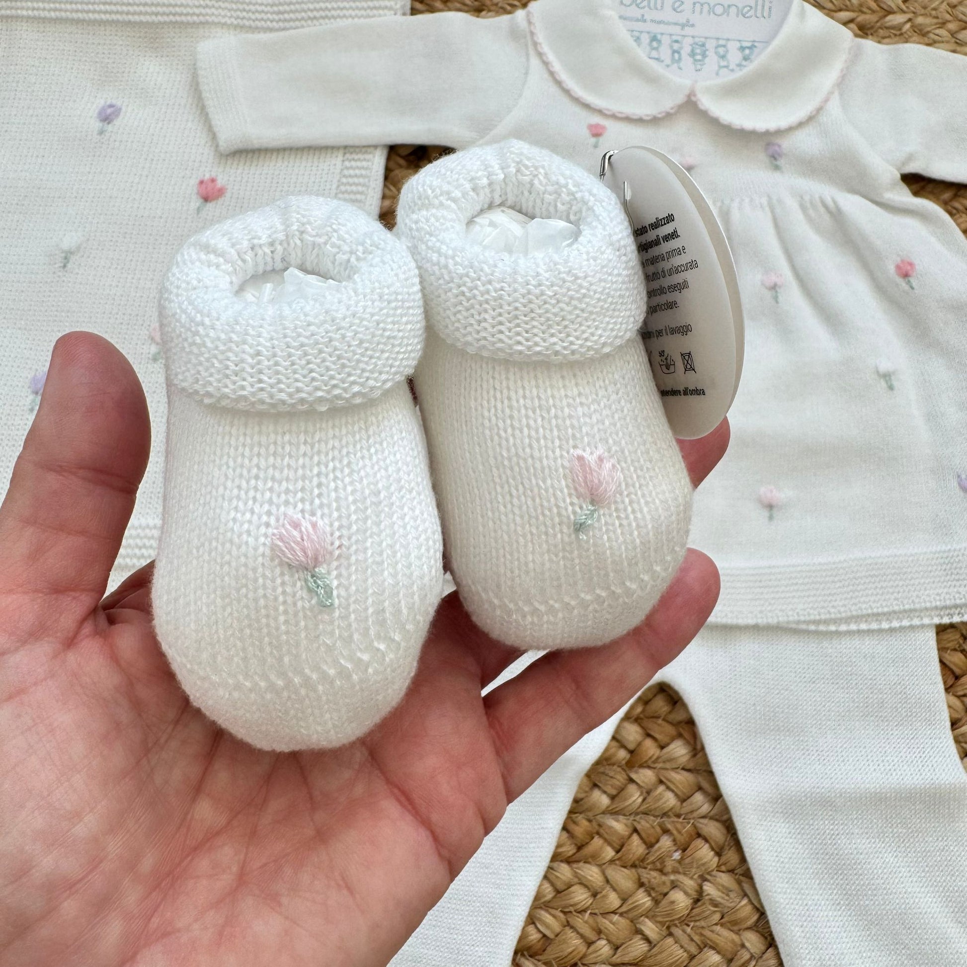 abito neonata in cotone con tulipani ricamati e colletto arrotondato