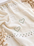 Uscita clinica neonata panna con tutina, copertina, lenzuola e accessori coordinati.