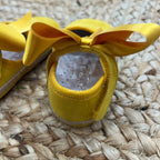 Retro scarpette gialle culla fiocco bimba