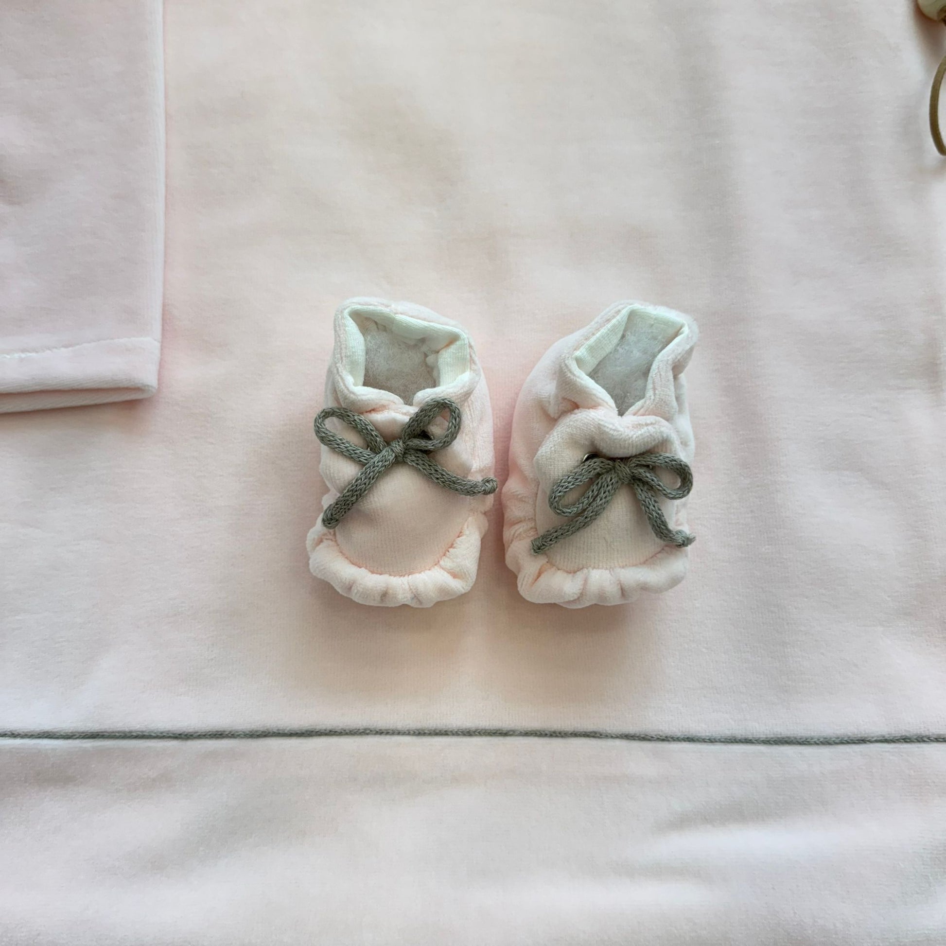 scarpette neonata in ciniglia rosa con fiocco grigio