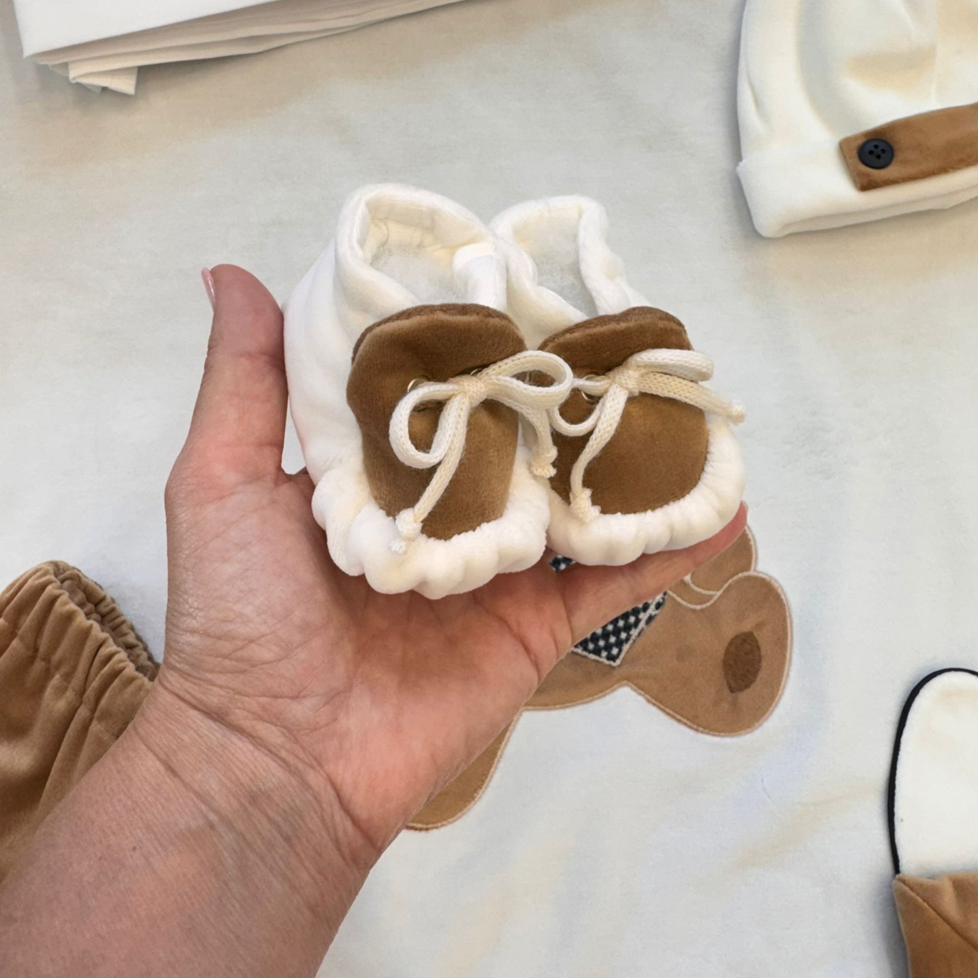 scarpette neonato in ciniglia panna e beige con laccetti