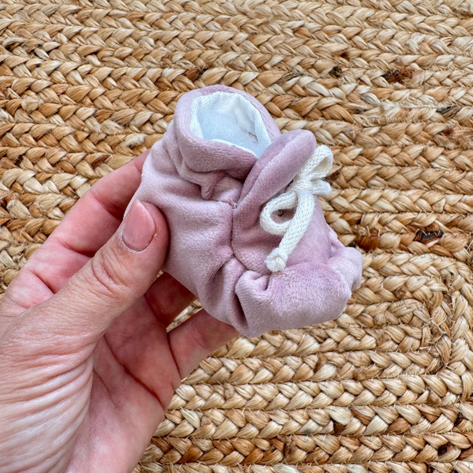 scarpette neonato in ciniglia rosa cipria con laccetto regolabile