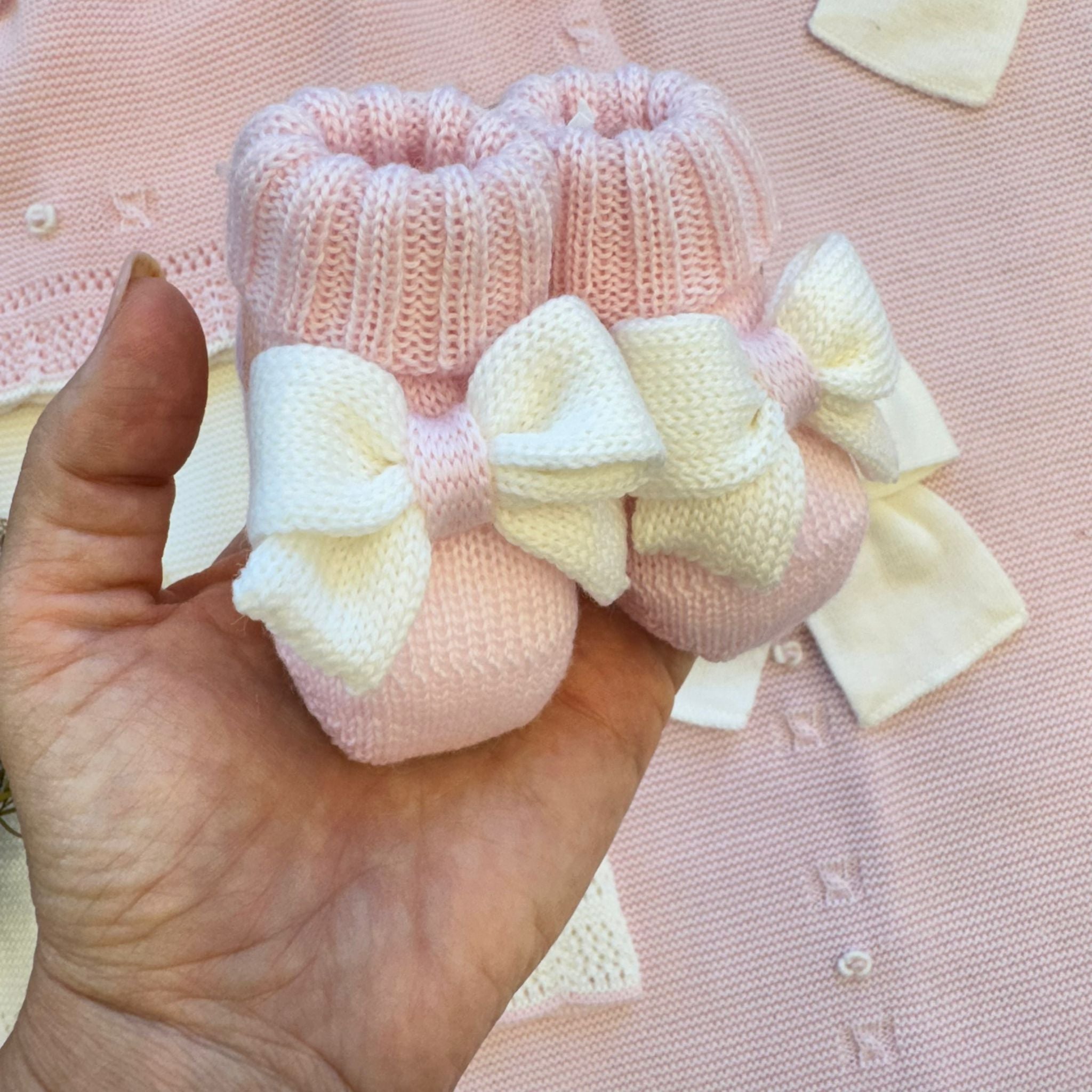 scarpette rosa in lana con fiocchi panna applicati a mano