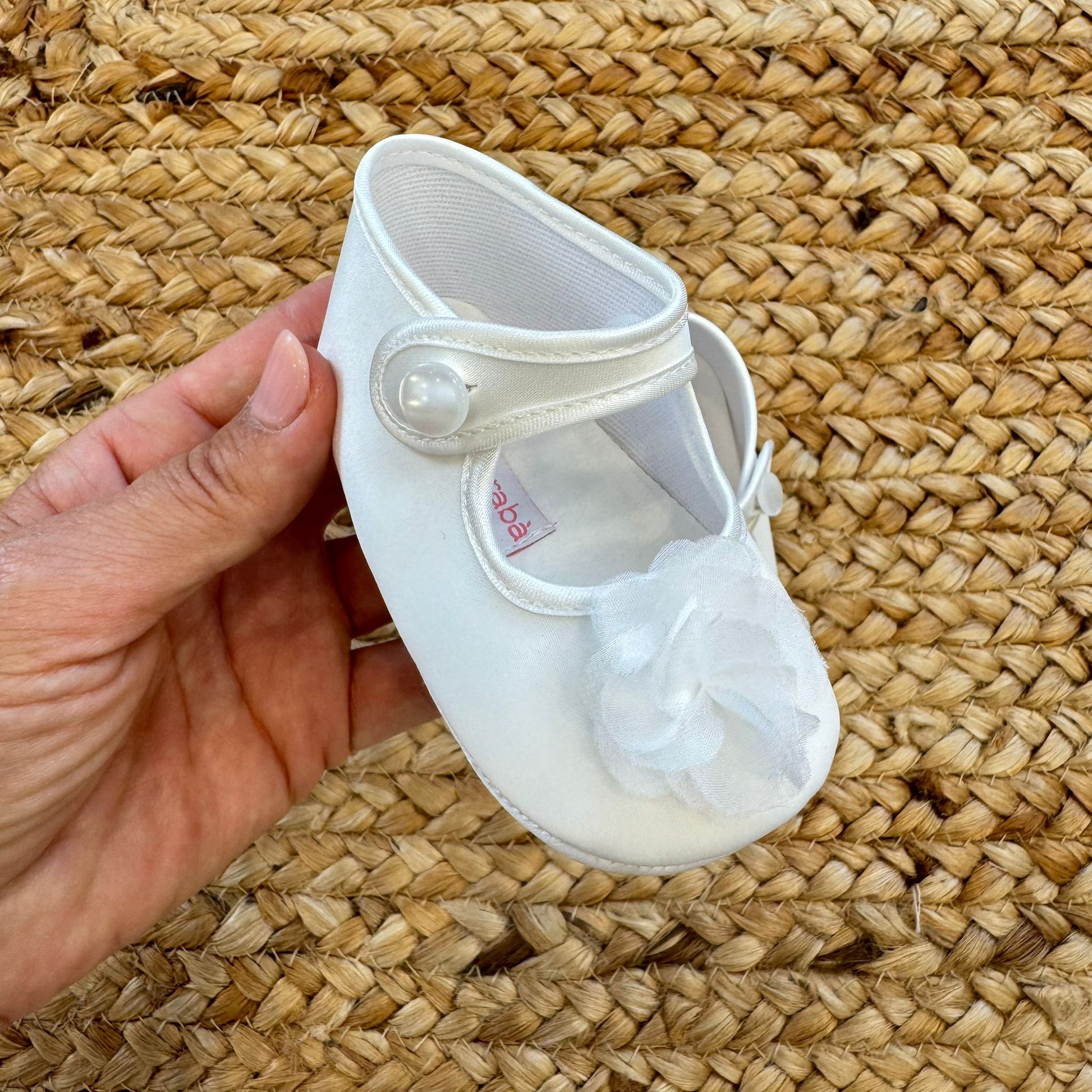 scarpina bianca neonata con bottone perlato e fiore