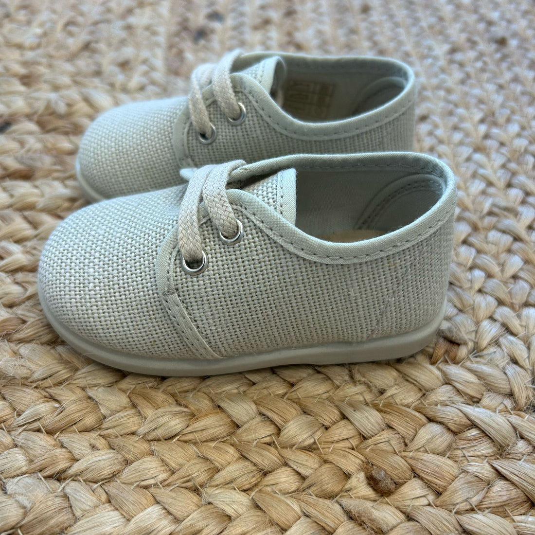 Scarpe eleganti da neonato in tessuto beige con lacci, ideali per cerimonia o primo compleanno

