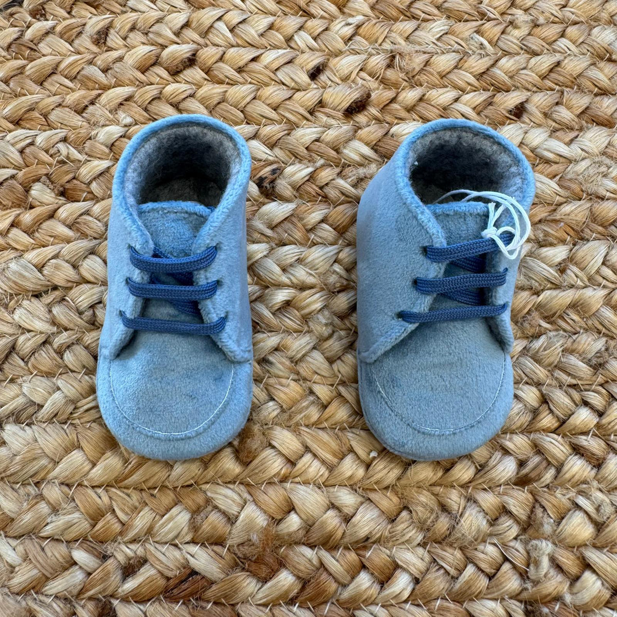 Scarpe battesimo bimbo azzurro polvere con lacci blu, modello elegante da cerimonia.