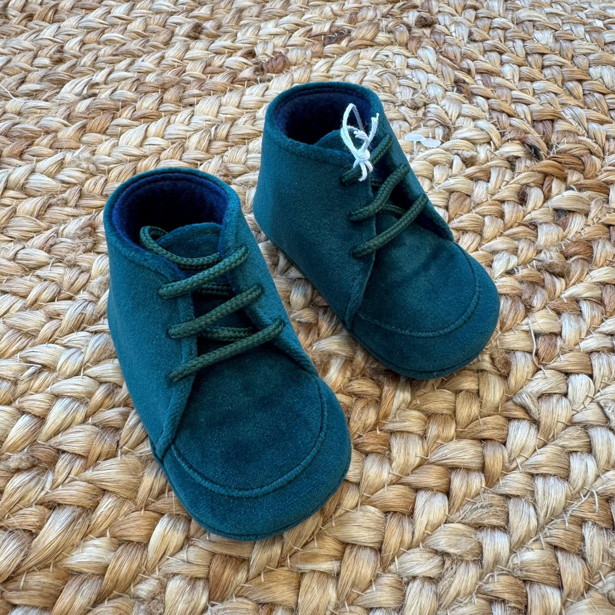Scarpe battesimo bimbo verde bottiglia con lacci, modello elegante da cerimonia.