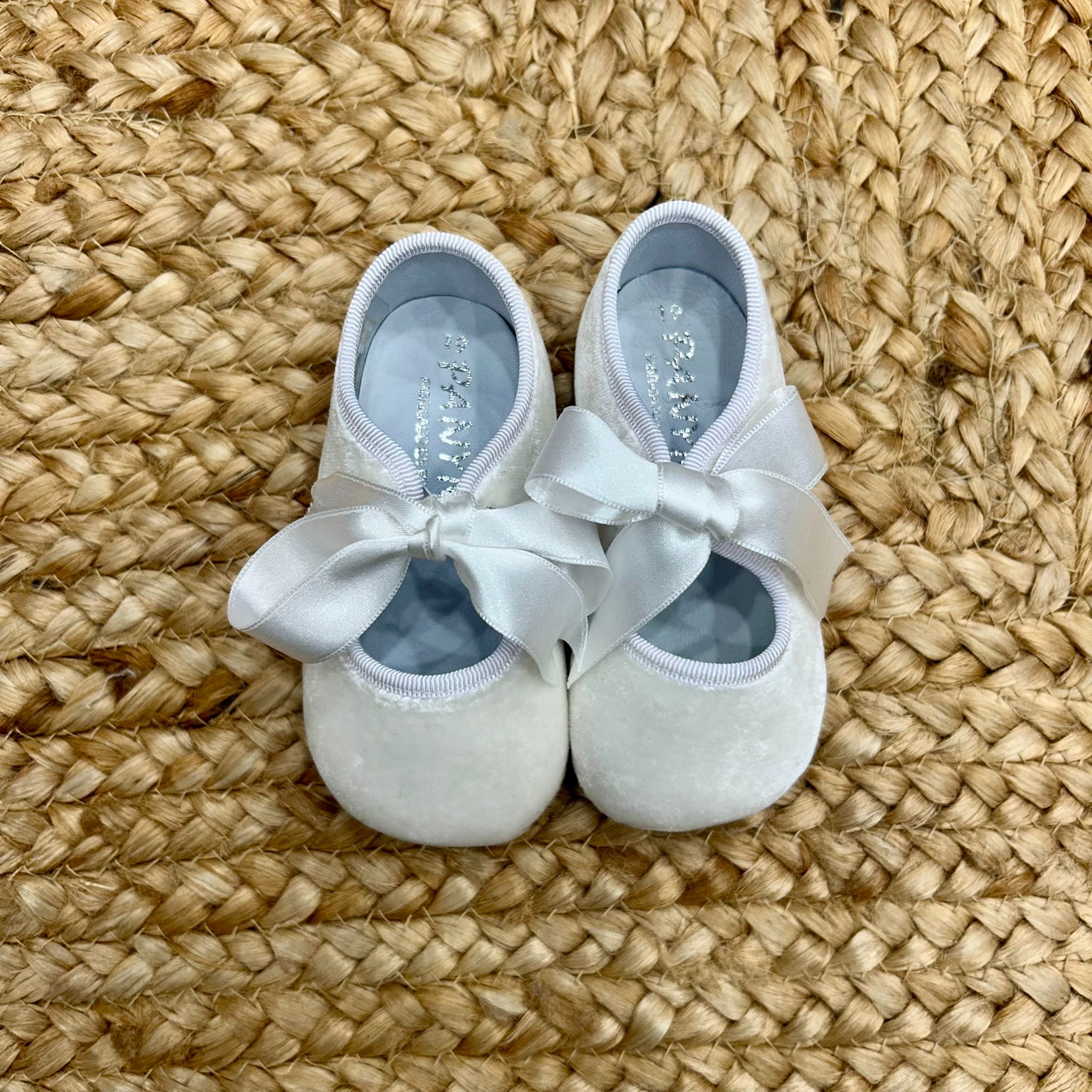 scarpine battesimo bimba velluto panna con fiocco vista frontale