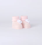  Scarpine culla in maglia rosa pastello con fiore in raso