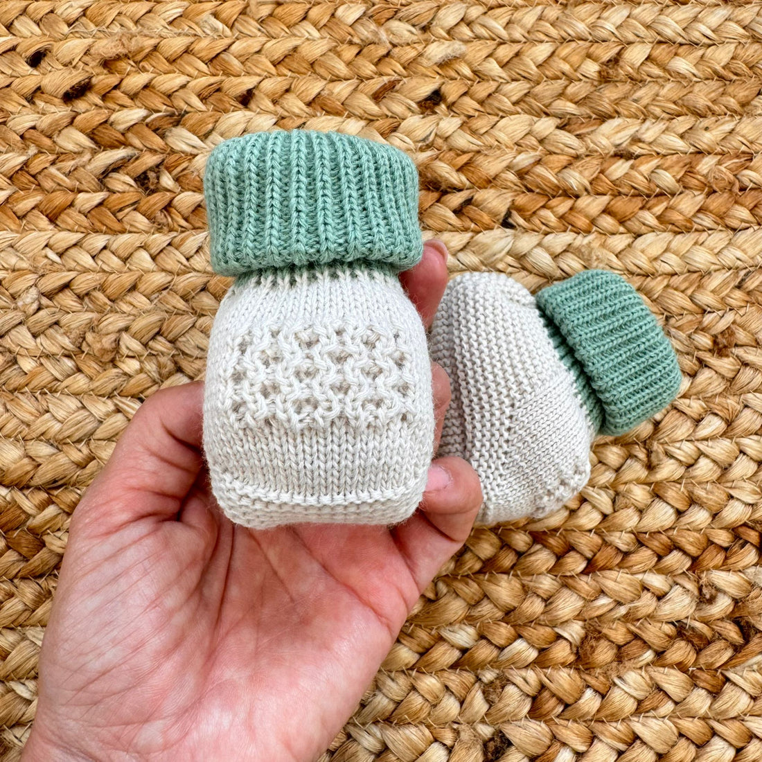 Scarpine neonato lana beige e verde per primo cambio ospedale