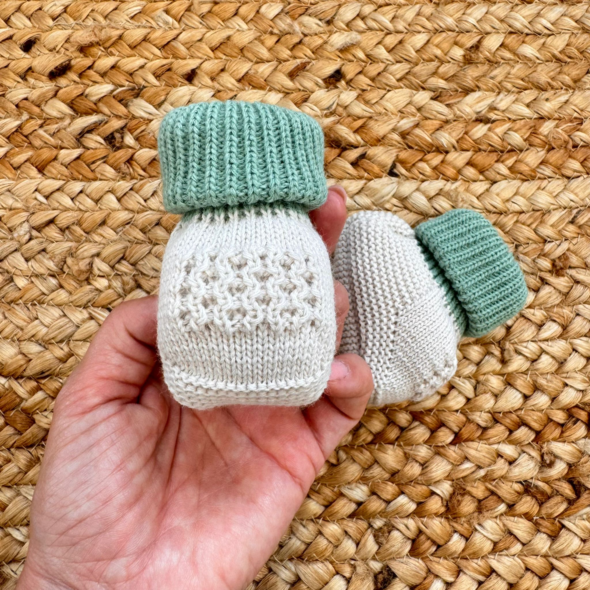 Scarpine neonato lana beige e verde per primo cambio ospedale