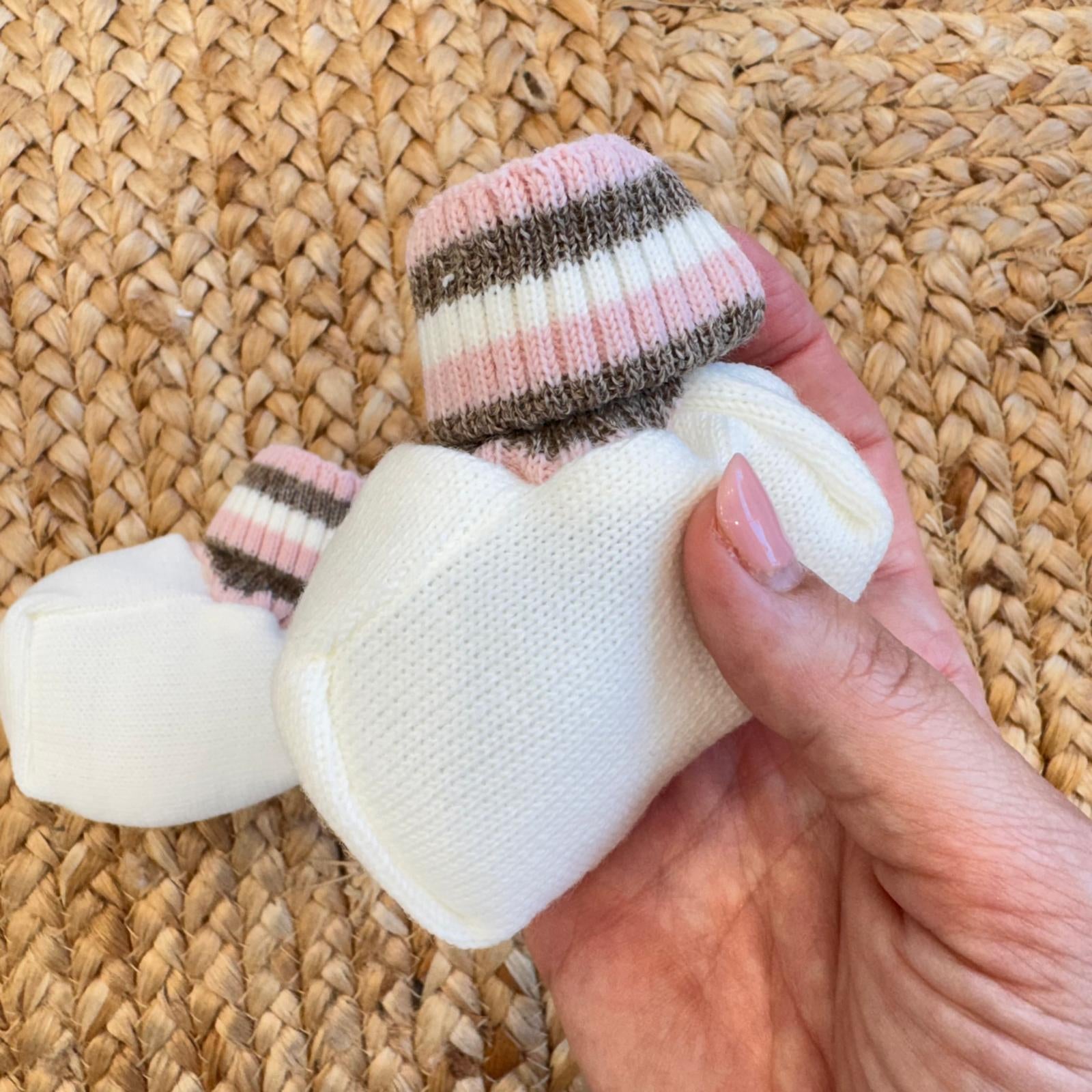 Scarpette in lana per neonata, con risvolto a righe panna, rosa e marrone. Perfette per corredino e uscita invernale.

