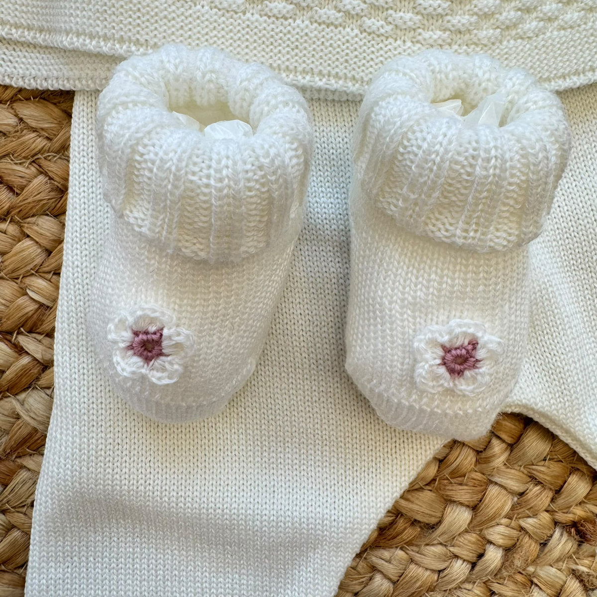 Uscita clinica neonata in pura lana latte e rosa con completo, copertina, cappellino e scarpine