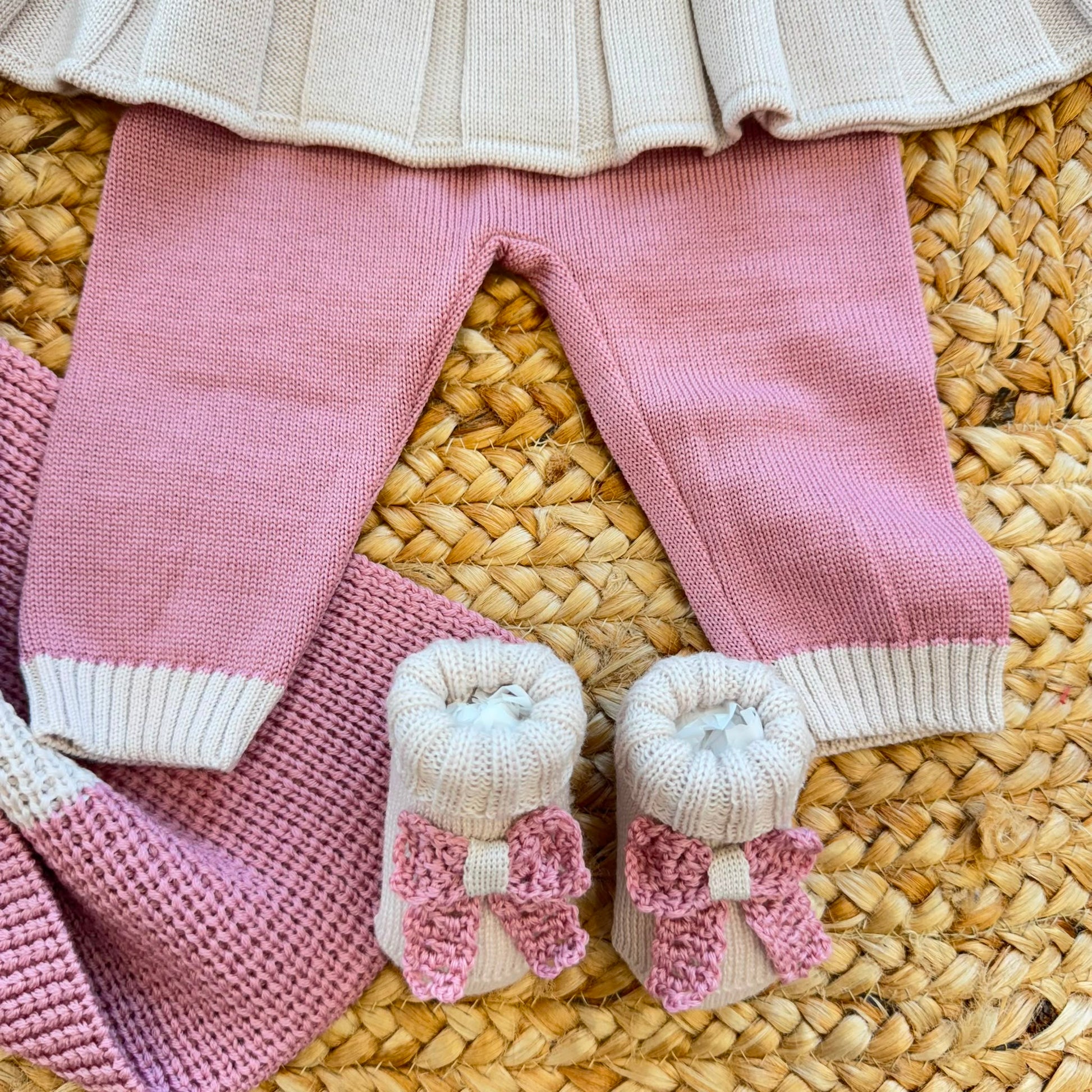 Set nascita uscita clinica neonata in pura lana merino beige e marsala rosa con copertina coordinata.