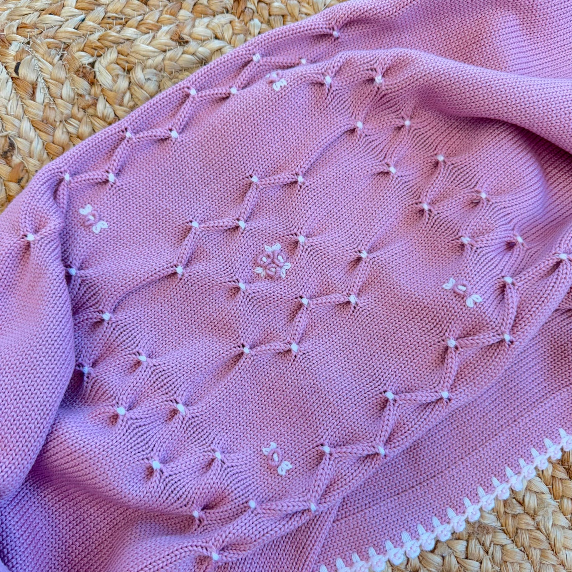 Set uscita clinica neonata rosa marsala in Lana Tollegno Merino Extrafine con copertina ricamata a mano.