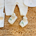 Uscita clinica neonata panna e verde salvia con tutina, copertina, cappellino, scarpine e accessori coordinati