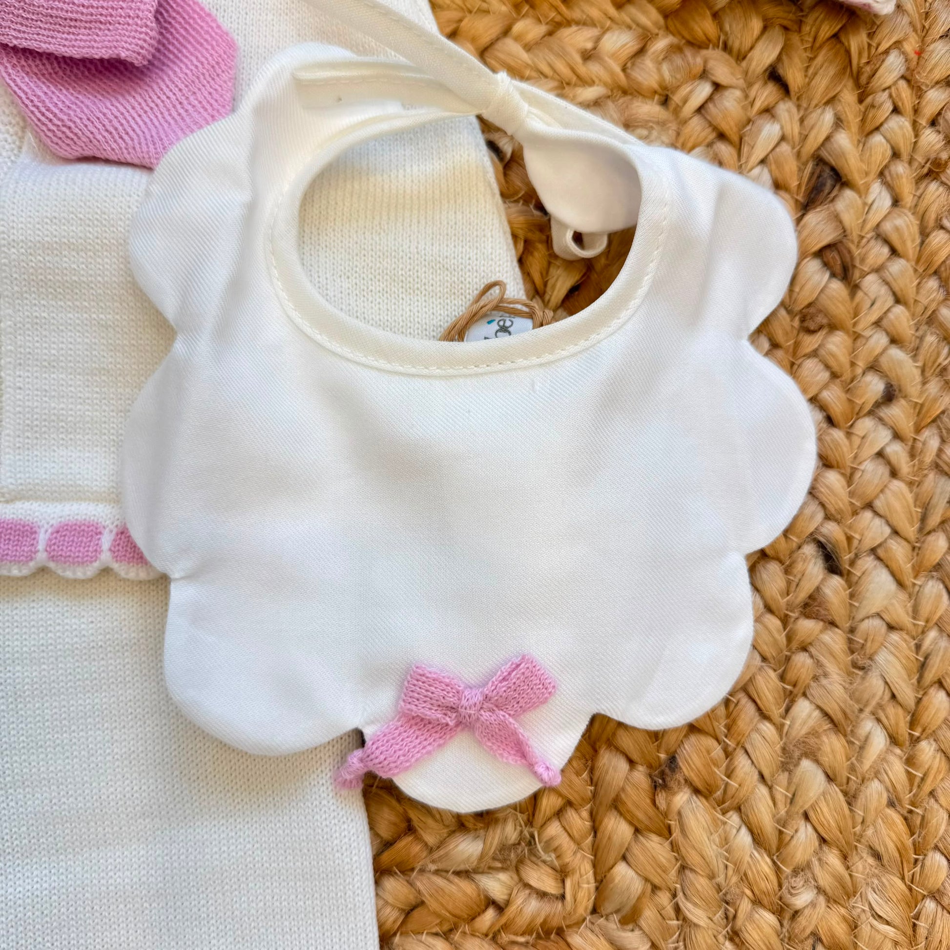 Uscita clinica neonata panna e rosa con maxi fiocchi, copertina, completo e accessori coordinati